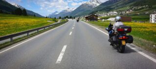 Divertimento, bellezza e comodità di partire in moto