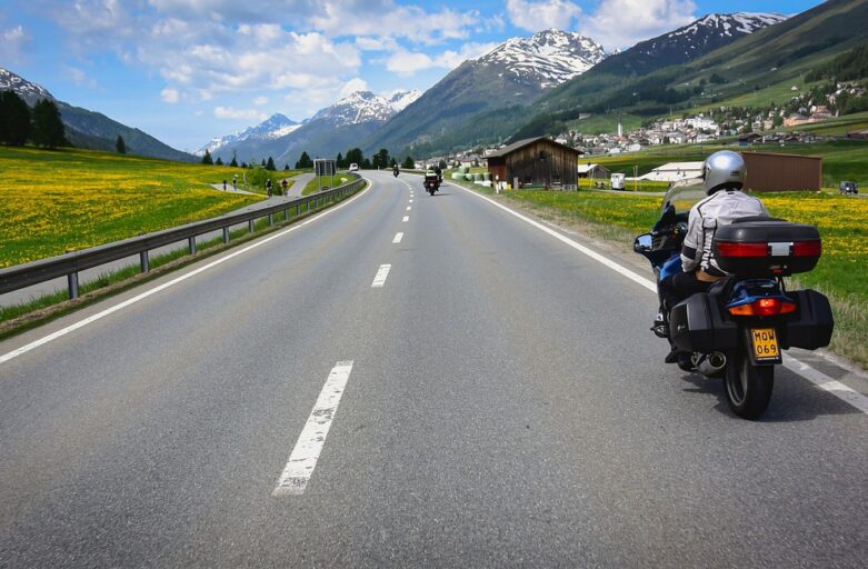Divertimento, bellezza e comodità di partire in moto