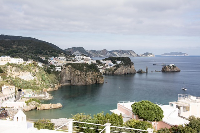 7 Isole Italiane Poco Conosciute per una Vacanza Soleggiata e Lontana dalla Folla: Guida Sorprendente e Autentica